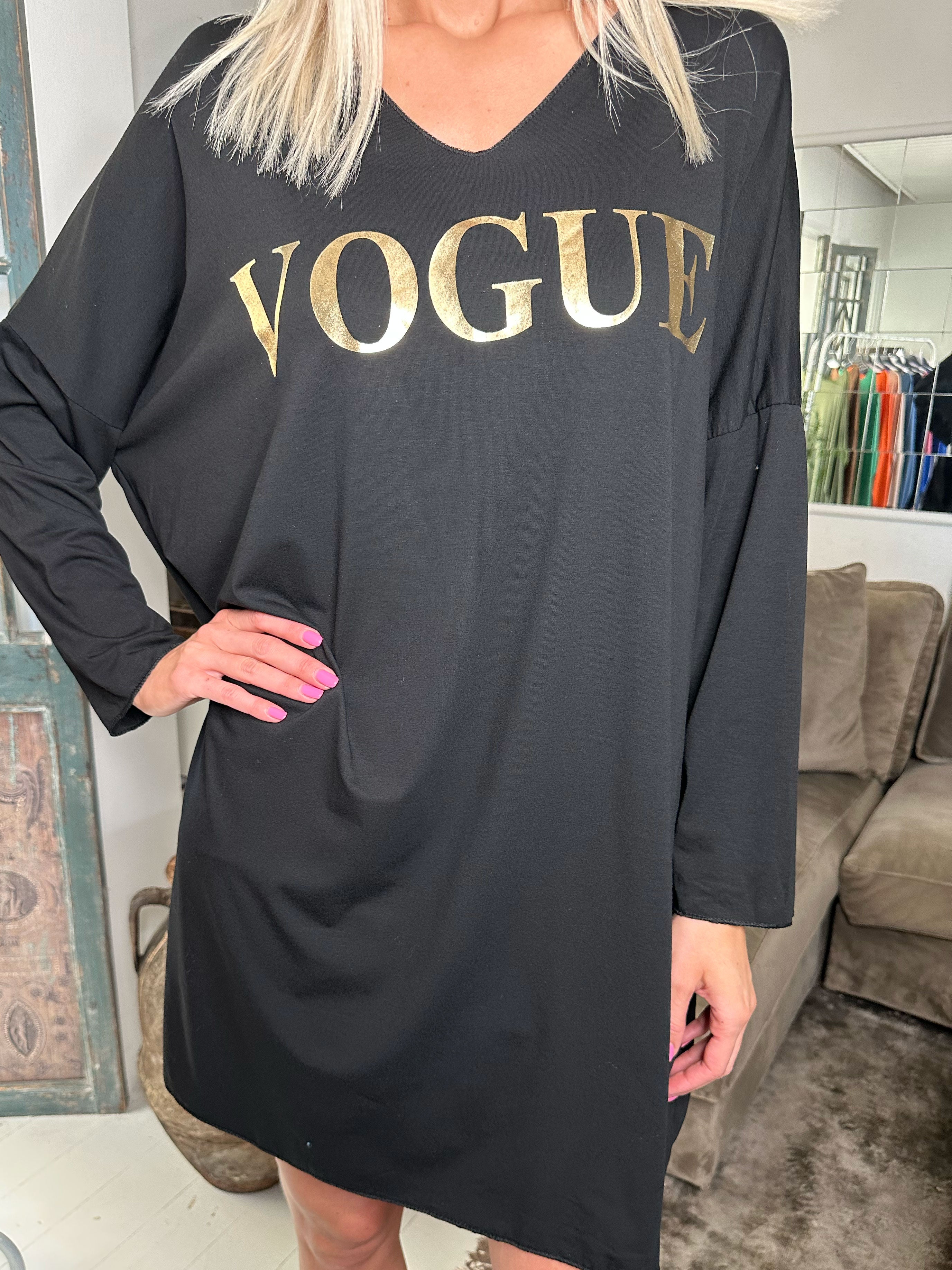 Vogue Long Sleeve - Langærmet kjole i viskose med guld skrift